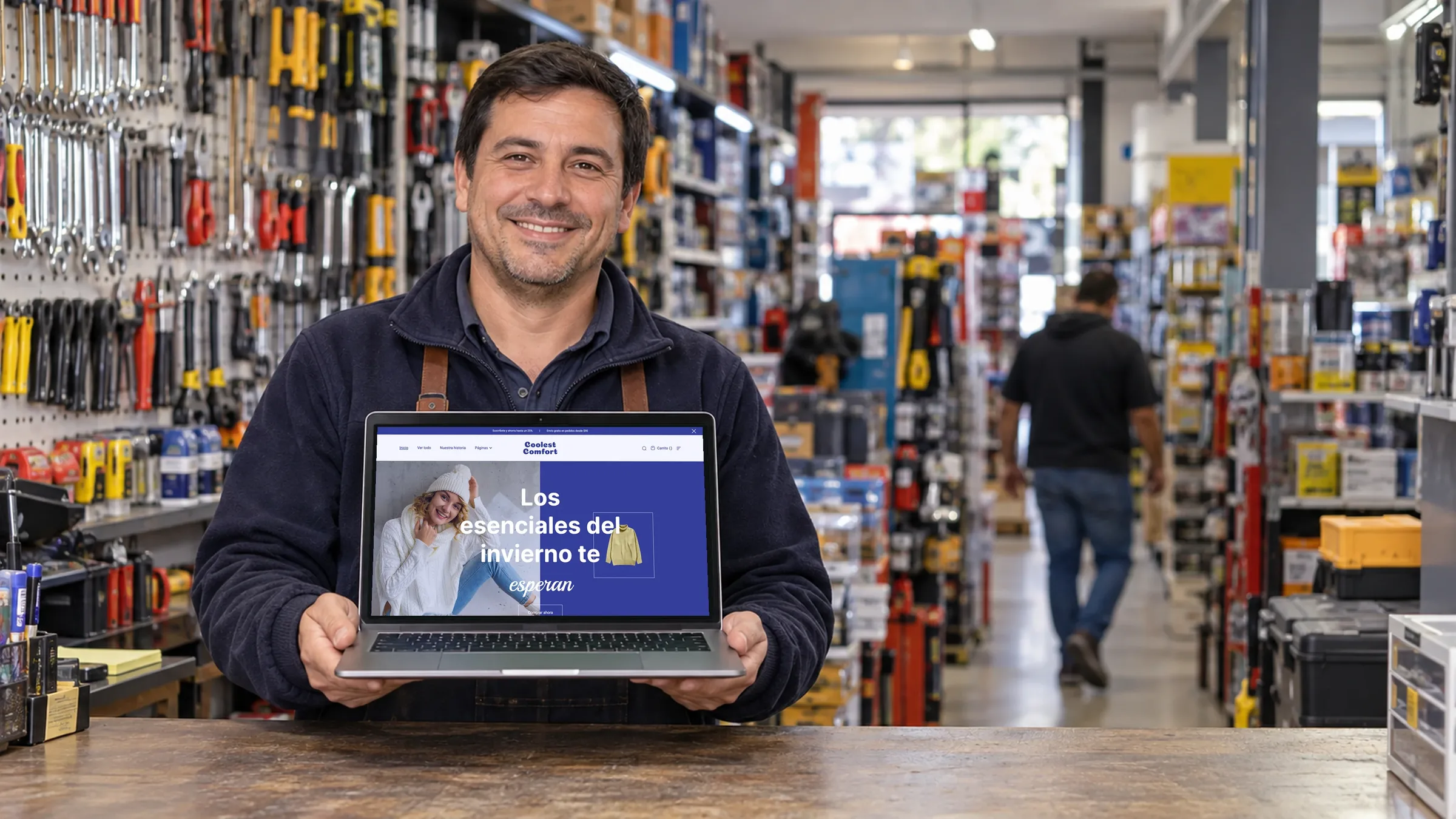 Dueña de una pyme revisando el carrito de compras de su página web en el notebook