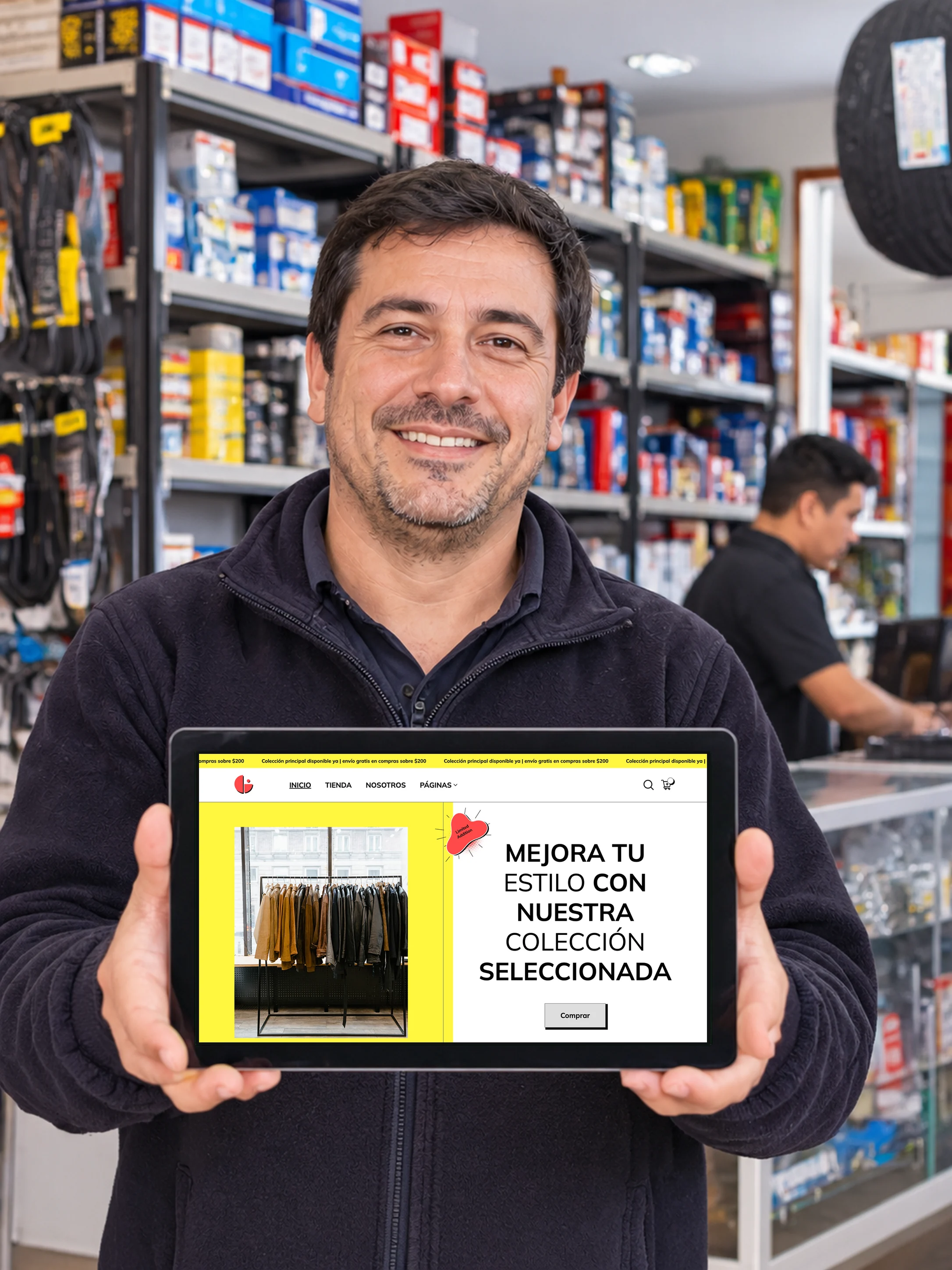 Dueño de una pyme mostrando el carrito de compras de su página web en una tablet