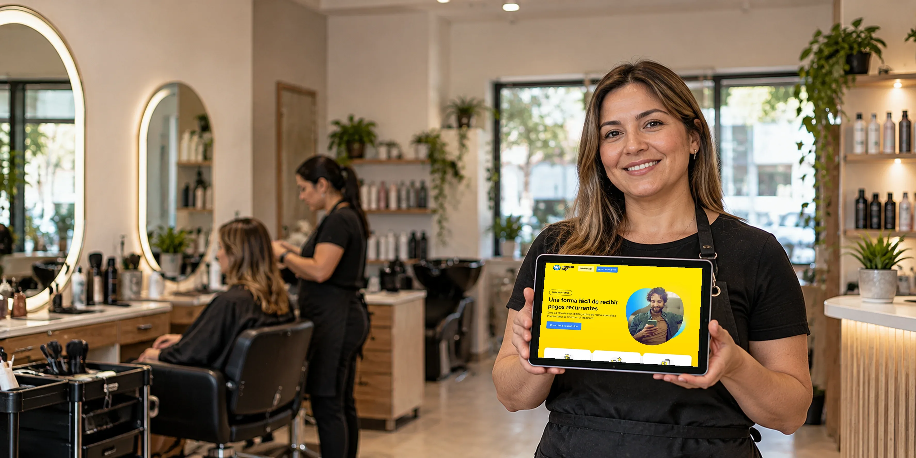 Dueña de un centro de estética mostrando el pago con Mercado Pago de su página web en la tablet