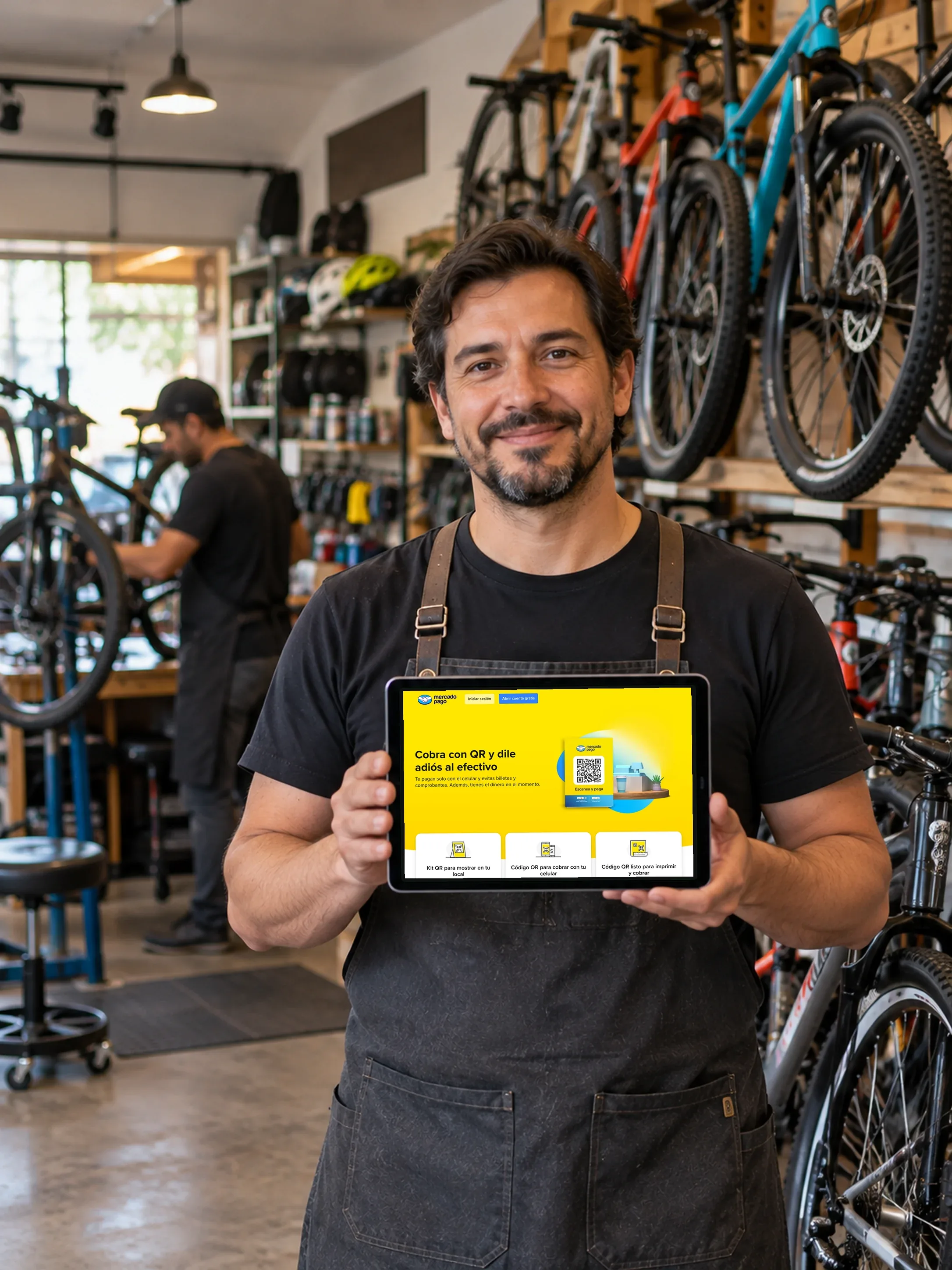 Dueño de una tienda de bicicletas mostrando los pagos con Mercado Pago de su página web en una tablet